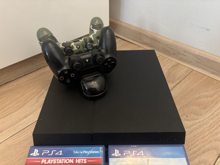 PlayStation 4 z padami,grami oraz ze stacja ladowania