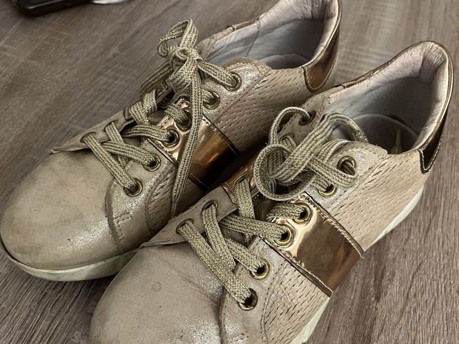 Sapatos beges usados, número 36