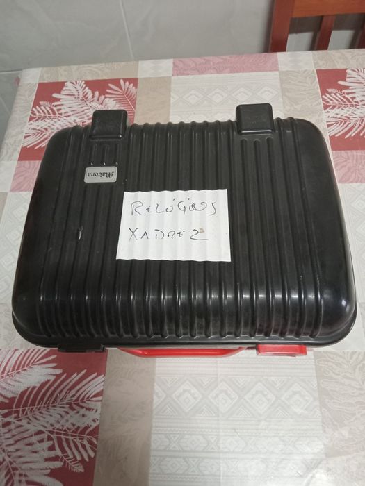 Jogo de xadrez com relógios vintage