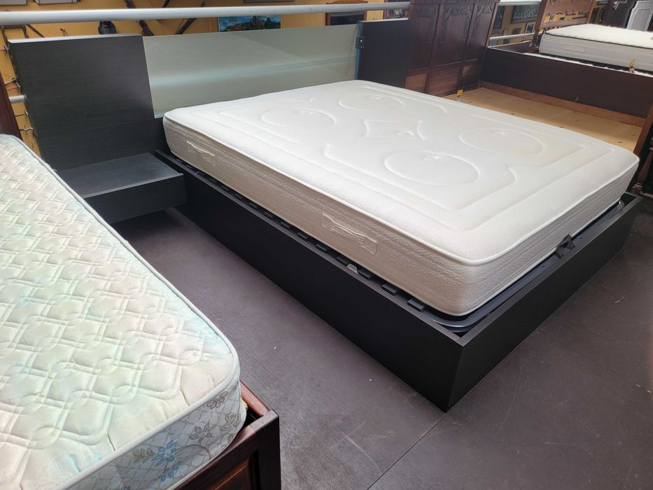 Excelente conjunto de cama com arrumação e iluminação,