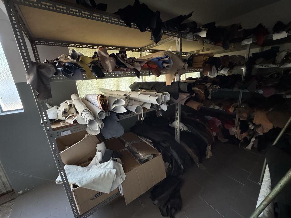 Lote de pele e tecidos para industria de calçado