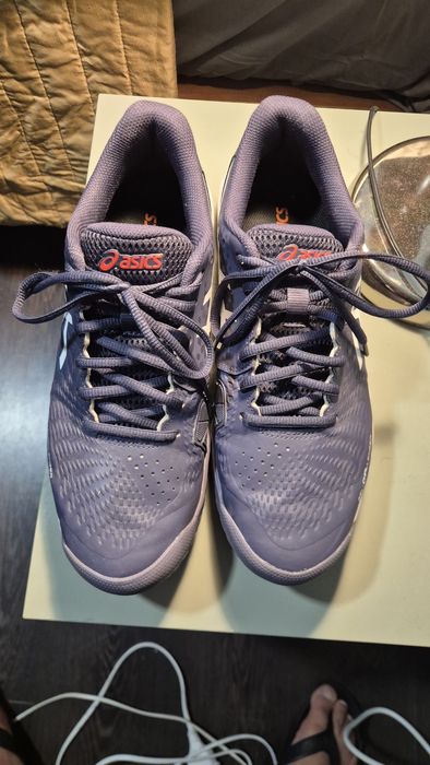 Tênis de padel Asics Gel Challenger 14 Clay, cor índigo, névoa e branco (modelo 2025).

Usado não mais que 4 vezes