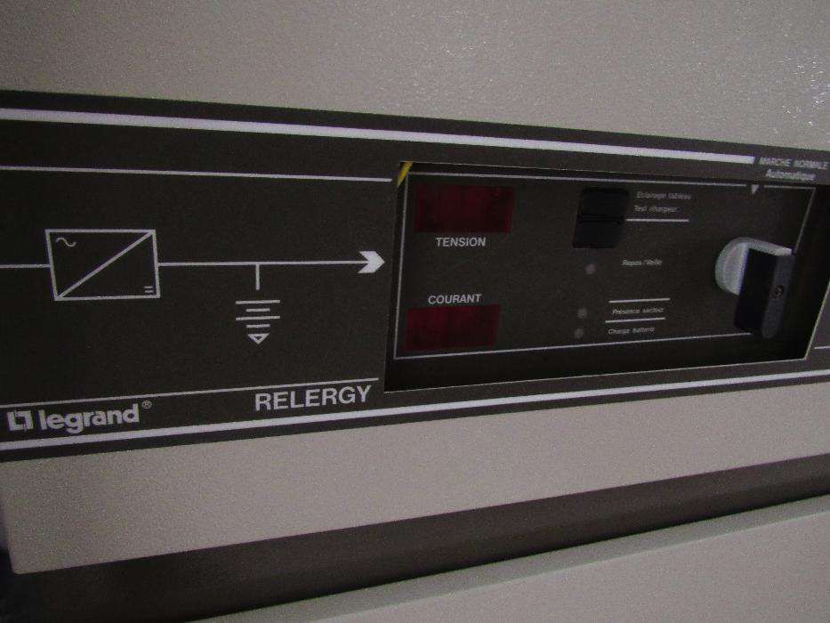 Armário de energia e acumulador