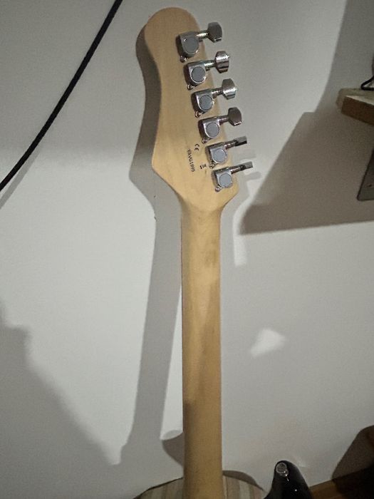 Guitarra elétrica com OFERTA de saco de transporte