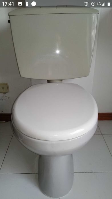 Conjunto de louças de casa de banho cinzento.