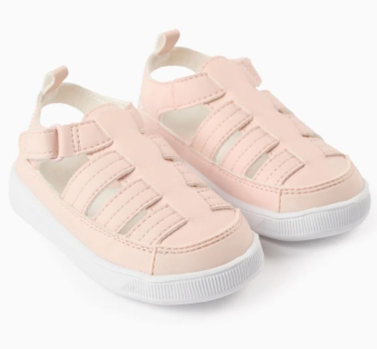 Sandálias novas Menina