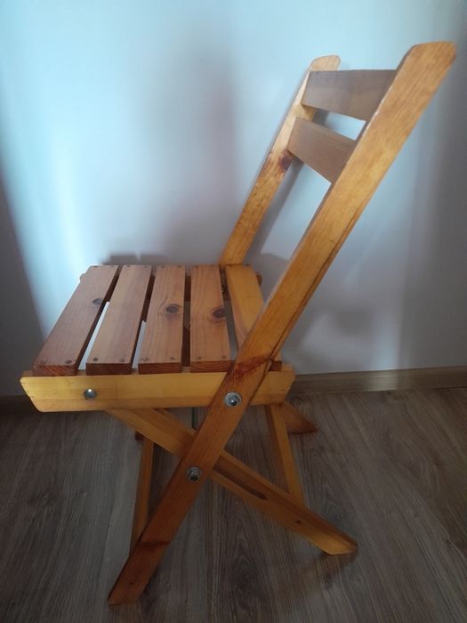 Продам стільці з натурального дерева.