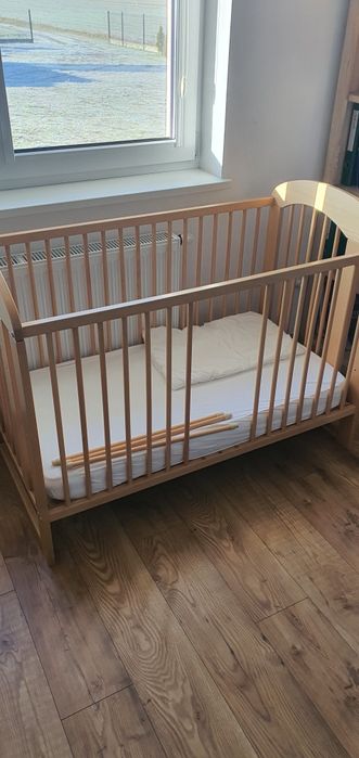 Łóżeczko solidne drewniane, stan b.dobry, regulowana wysokość