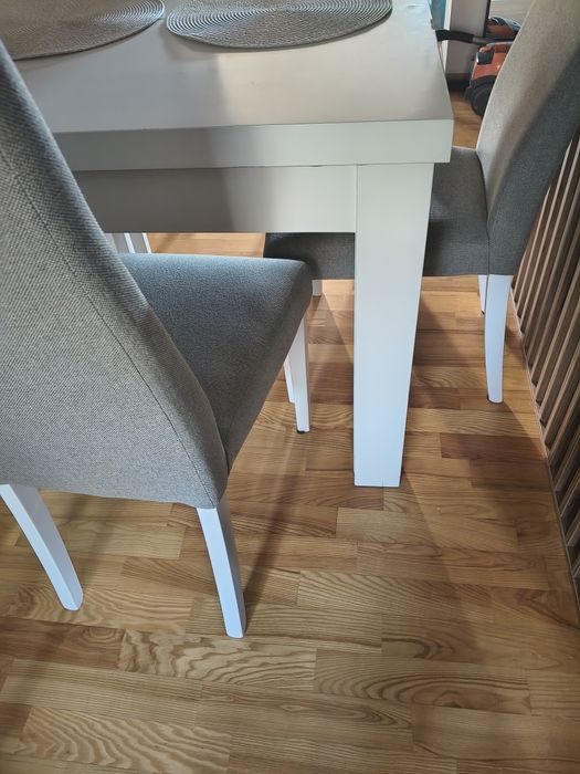 Biały stół rozkladany