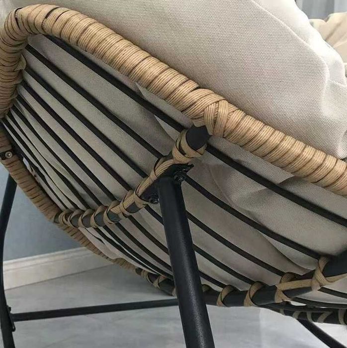 Fotel do salonu bujany biały rattanowy – wygodny