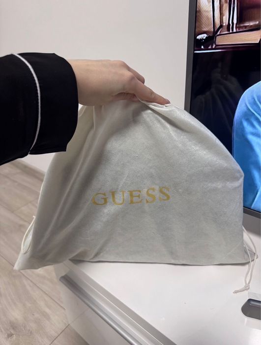 Продам сумку Guess