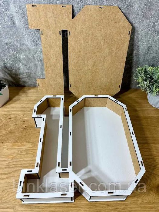 Лазерна різка та гравіювання. Медальниці, топпери, коробочки, QR коди.