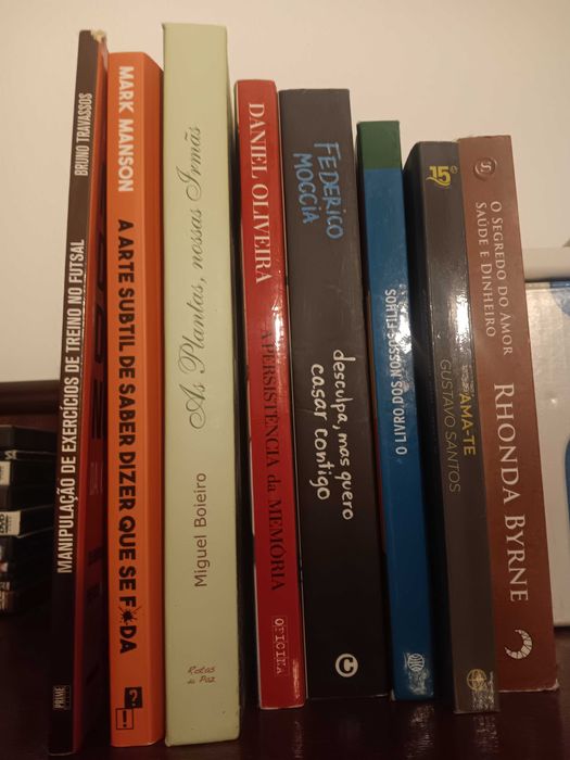 Vendo livros da minha estante