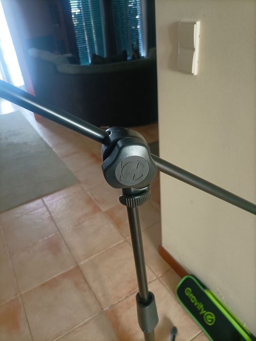 Vendo Suporte Microfone HÉRCULES com saco neoprene GRAViTY