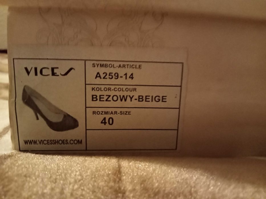 Szpilki  beżowe z eko skóry