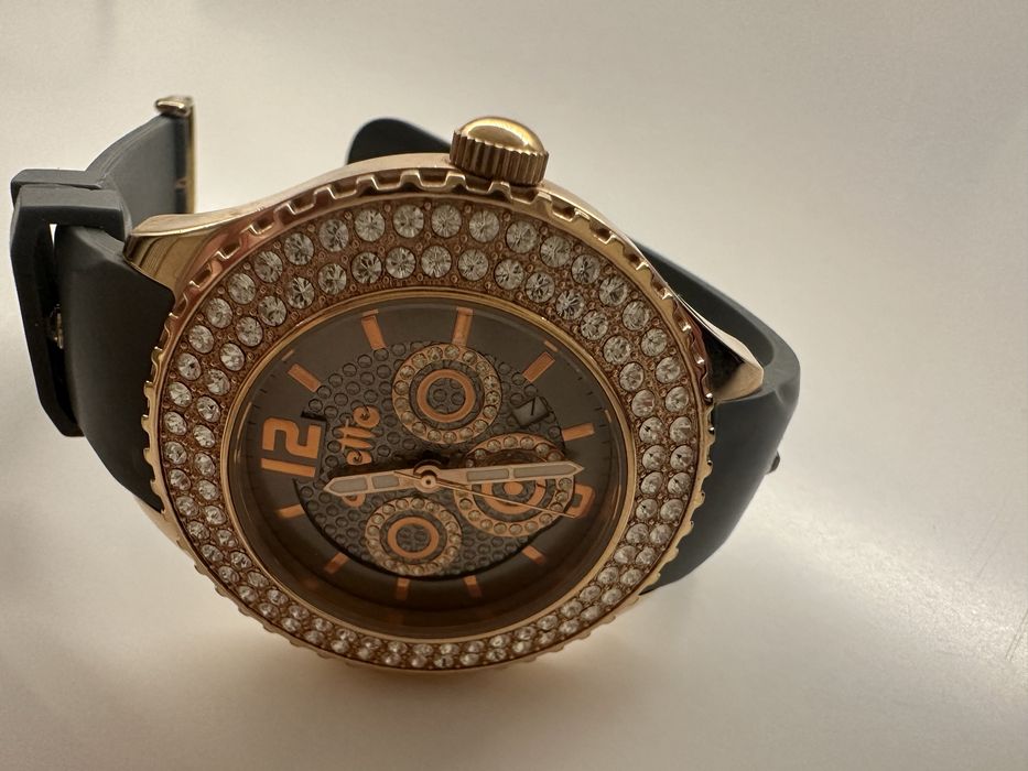 Relógio rosa e cinza