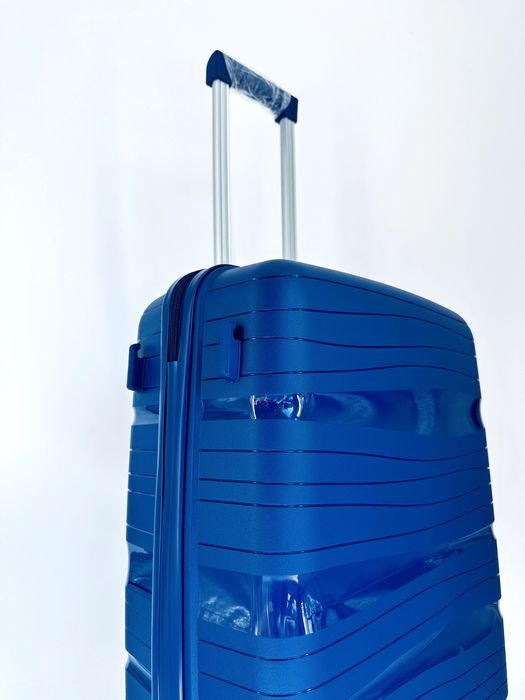 Nowa średnia niepękająca walizka PP 23 kg