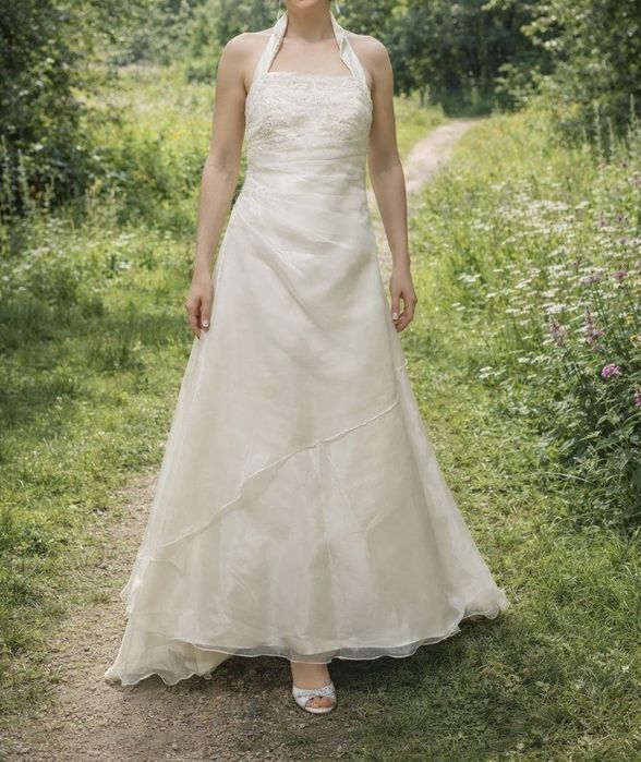 Весільна сукня, або на випуск.