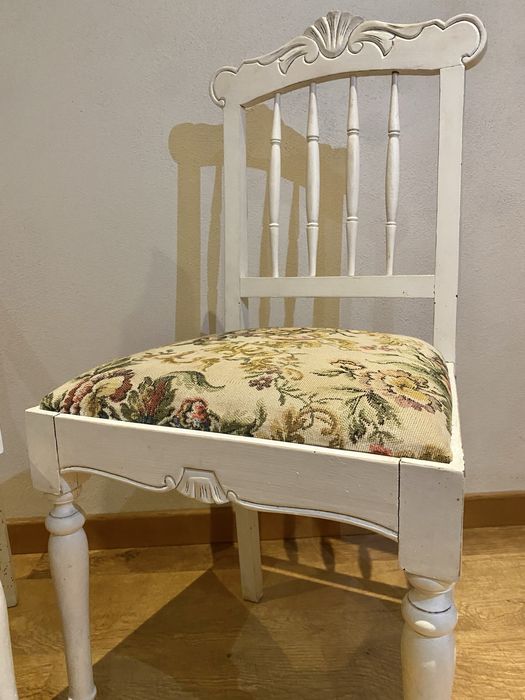 2 Cadeiroes (20€/cada) e 4 cadeiras (15€/casa)