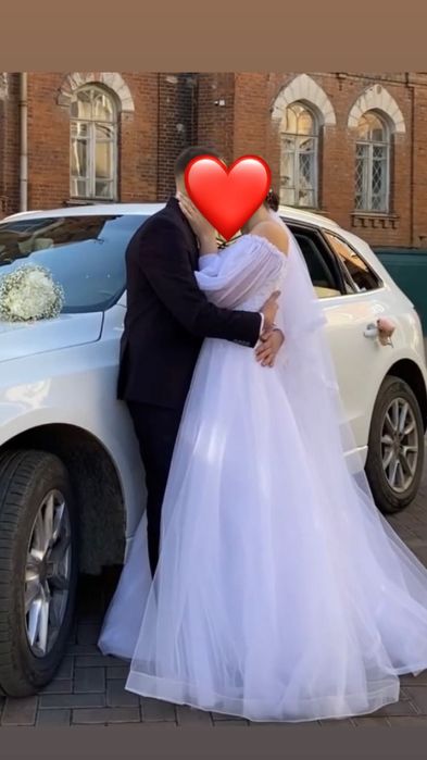 Весільна сукня білого кольору