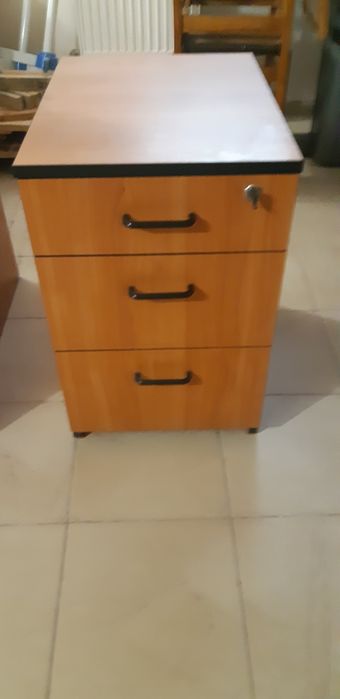 Набір офісних меблів,офісний світлий стіл,трюмо,тумба, книгові полички