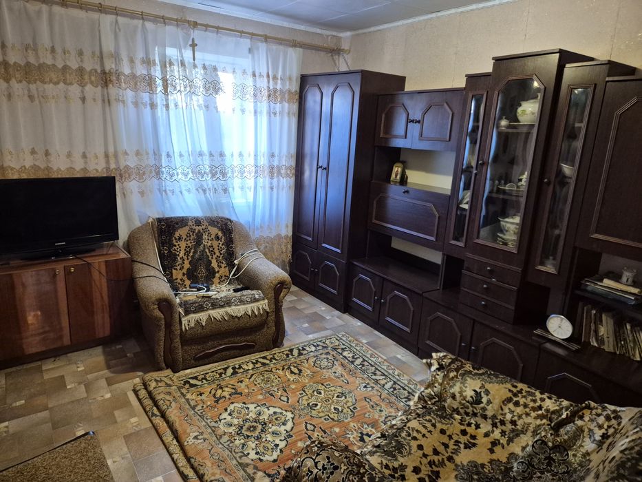 Продам пів будинку район 1 школи