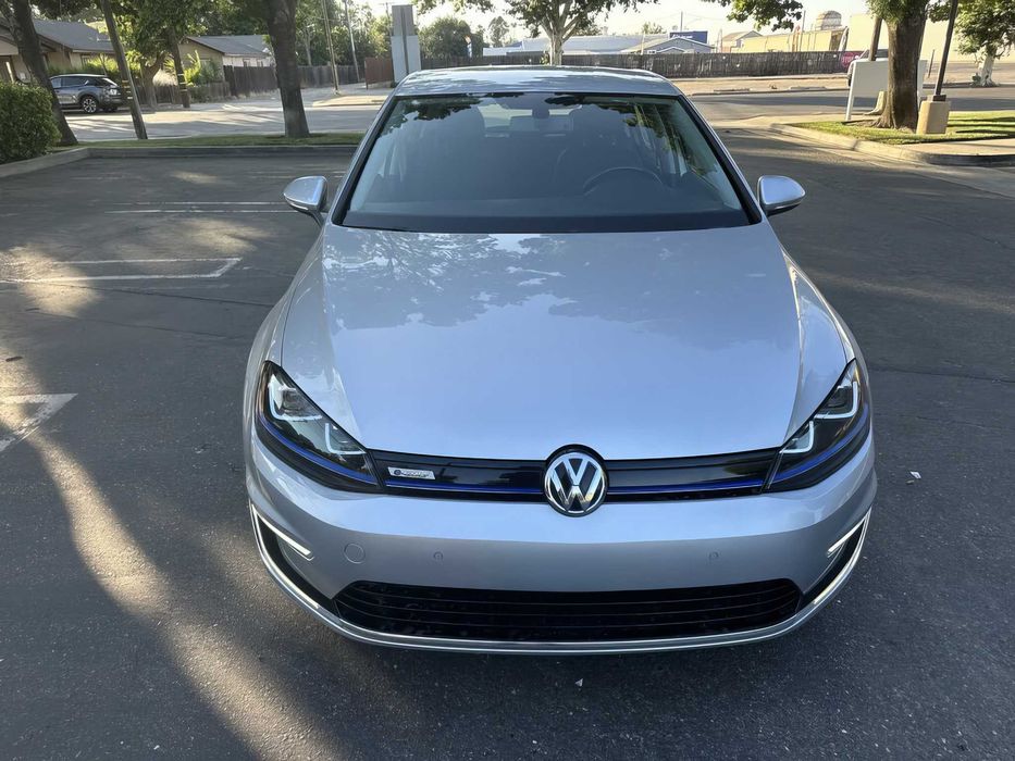 Volkswagen e-Golf      2015
