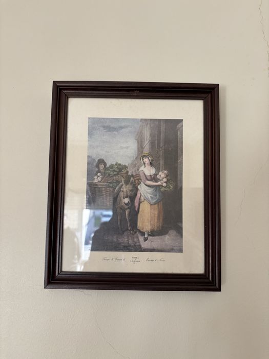 5 Quadros de parede com moldura em madeira escura