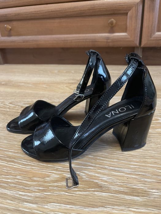 Шкіряні босоніжки