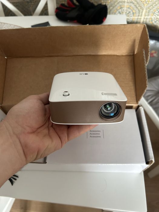 Projetor LG MiniBeam PH150G com caixa, comando e acessórios