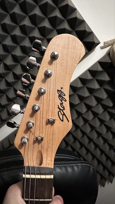 Guitarra Stagg como nova