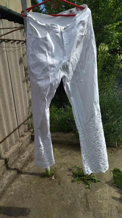Джинсы белые с кружевом и стразами.  29 размер