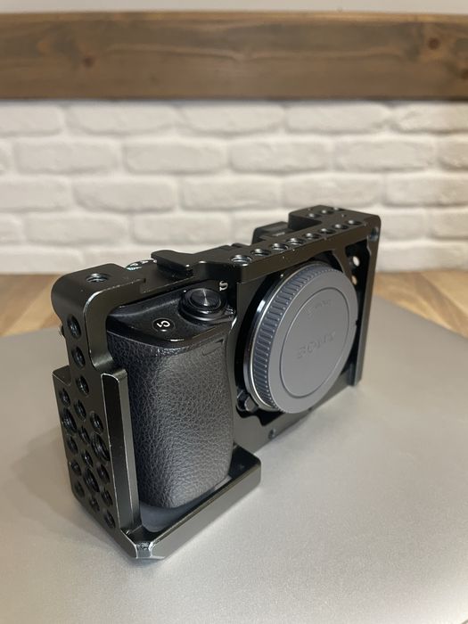 Sony a 6300 + клітка + 2 акум