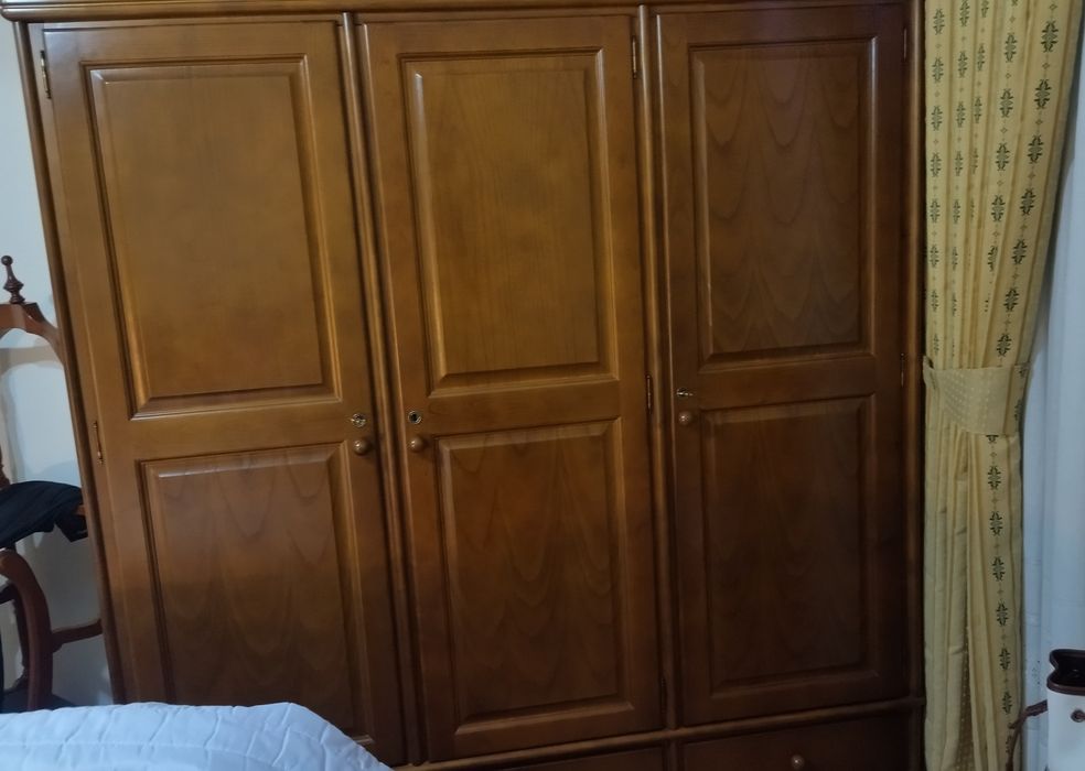 Roupeiro de três portas e gavetas