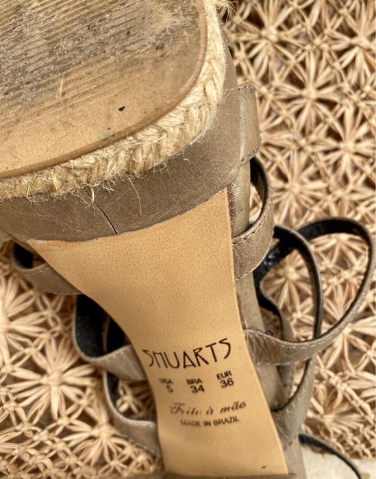 Sandálias brasileiras, em pele, cor tope, feitas à mão, muito elegante