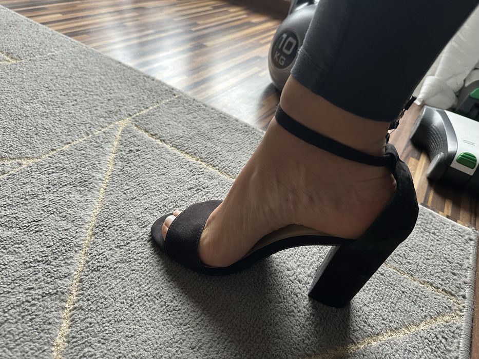 Sandały damskie czarne na obcasie słupku zamszowe 40