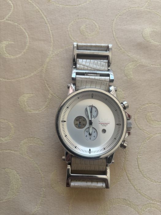 Relogio vestal branco e prateado