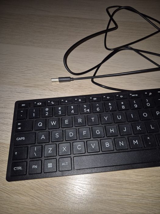 Klawiatura HP 320K USB slim pełna numeryczna czarna A42