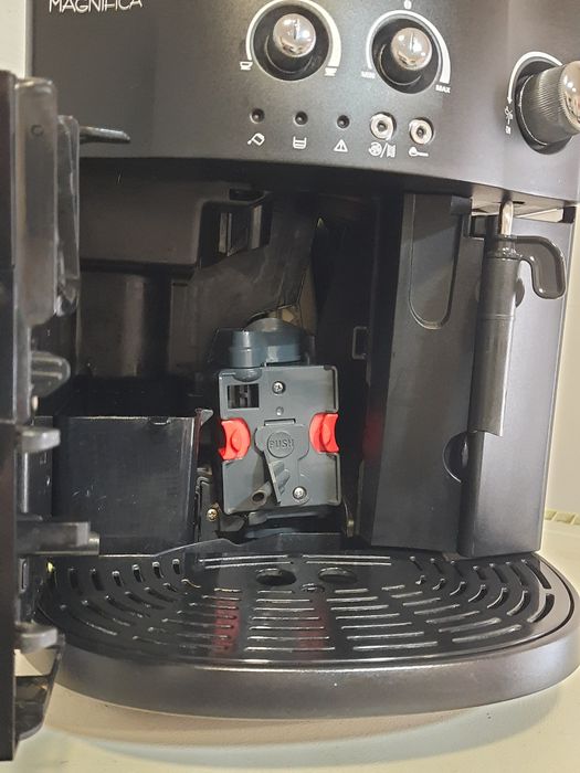 Кофемашина DeLonghi Magnifica ESAM 4000 — Після повного ТО.