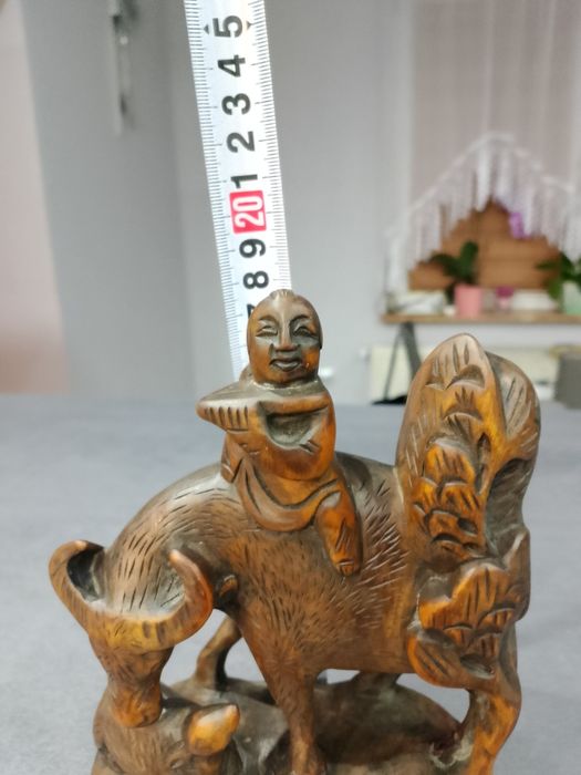 Stara,azjatycka rzeźba z twardego, ciężkiego drewna.