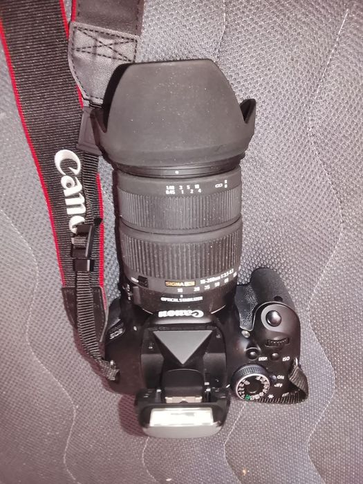 Câmera Canon 600D com vários extras a trabalhar sem problemas com mala 4 baterias carregador cabos de dados cartão de memória gipro