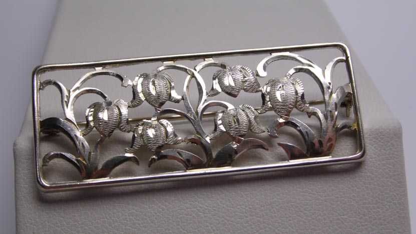 Przedwojenna srebrna prostokątna broszka wycinane kwiaty.