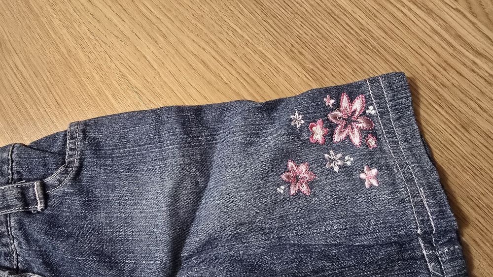 Różow bluza z kapturem i jeansowe spodenki