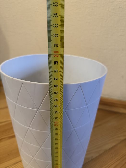 Смітник білого кольору