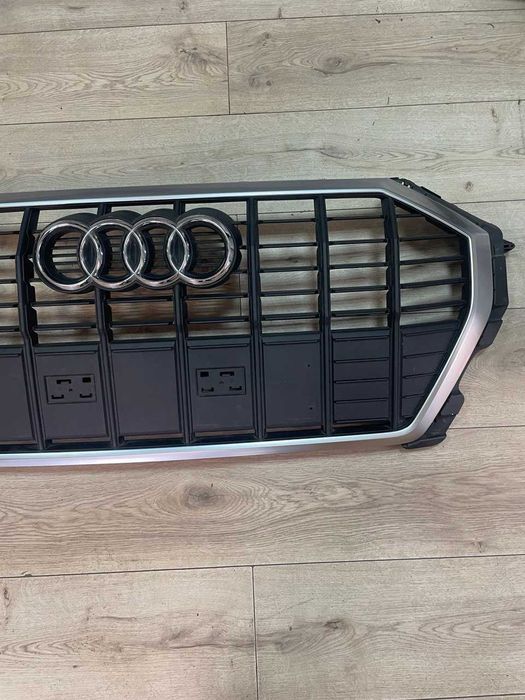 Решітка радіатора Audi Q3 83A 18-