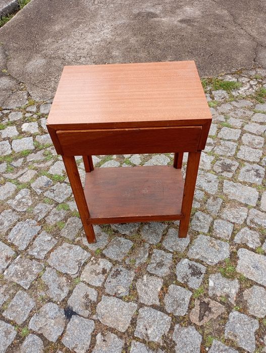 Vendo esta mesa muita bonita bom estado