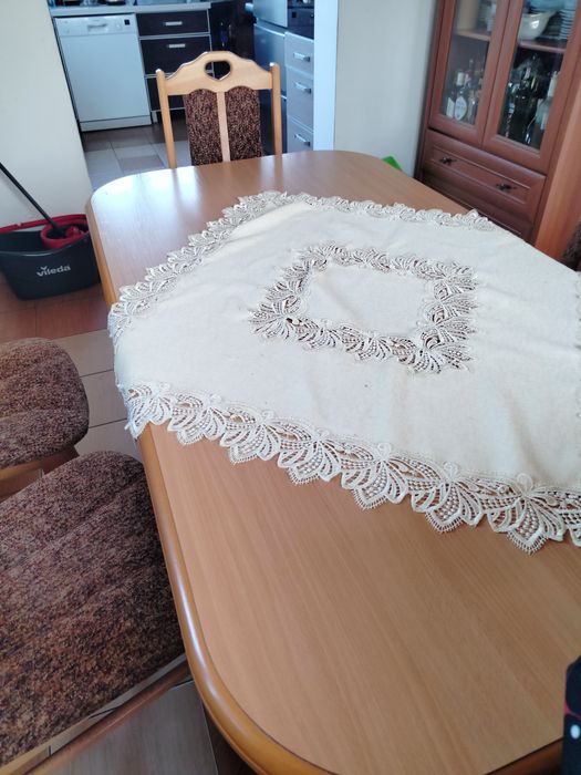 Stół i krzesła tapicerowane