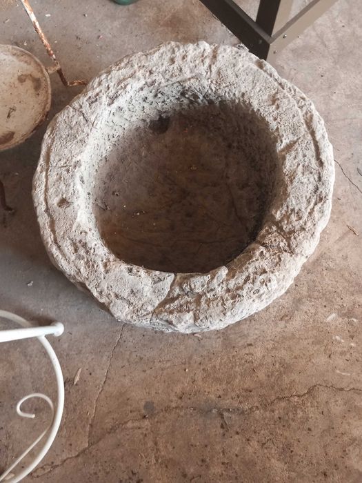 Pia antiga de pedra rústica, altura 35cm Diâmetro 50cm, perfeita para lavatório ou fonte de jardim