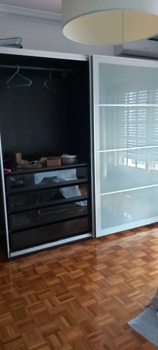 Roupeiro de quarto em muito bom estado