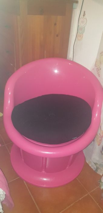 Cadeirão Ikea com arrumação rosa com almofada